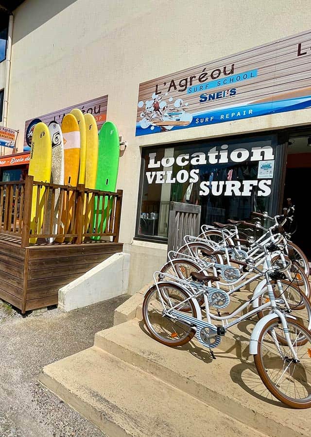 devanture de l'agréou location vélos et surfs