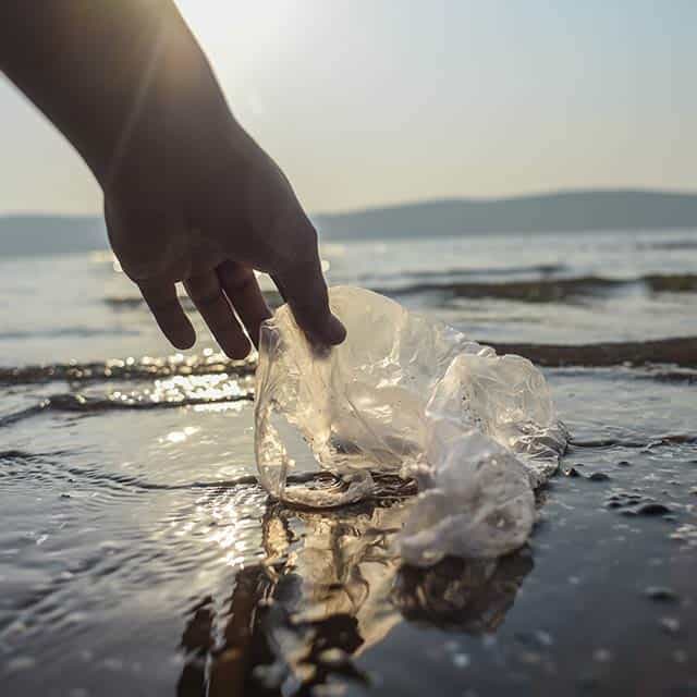 sac en plastique dans l'eau